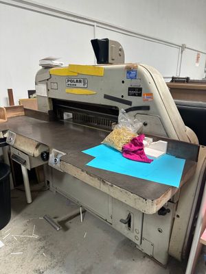 une machine sur laquelle est posé un sac de riz