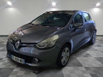 La voiture grise est garée sur le sol à damier du garage.