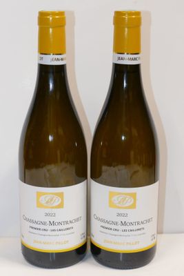 deux bouteilles de vin posées sur une table l'une à côté de l'autre