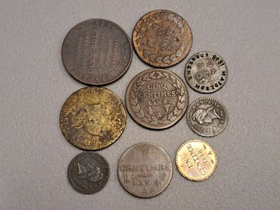 beaucoup de pièces qui sont sur la table