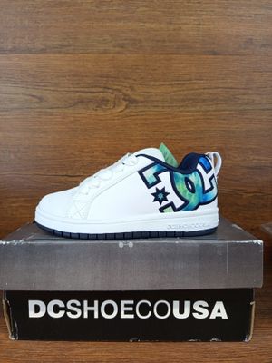 1 paire de baskets pour enfants de marque DC SHOES modèle: Court Graff