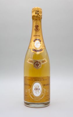 une bouteille de champagne posée sur une table blanche