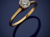 une bague de fiançailles en or sertie d'un diamant rond taille brillant