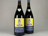 deux bouteilles de vin posées l'une à côté de l'autre sur une table