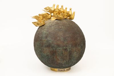 deux vases ornés de motifs dorés sur fond blanc