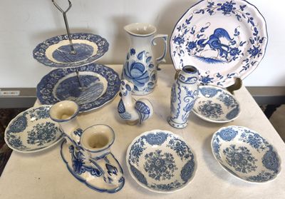 de nombreuses assiettes et tasses bleues et blanches sur la table