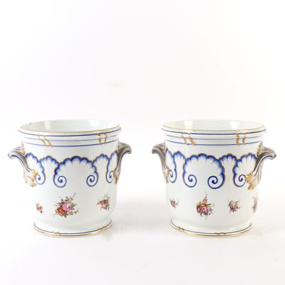 paire de vases bleus et blancs à motifs floraux