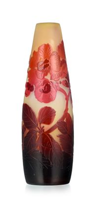 un vase orné d'une fleur sur fond blanc