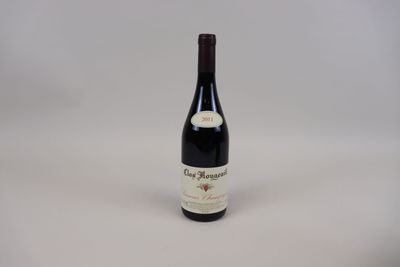 la bouteille de vin rouge est posée sur la table