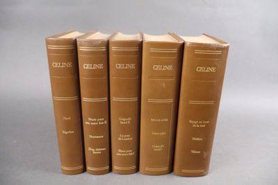 quatre livres sont alignés sur une surface grise