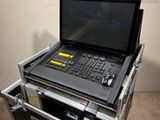 un ordinateur portable posé sur un flight case