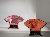 deux chaises posées sur une surface blanche