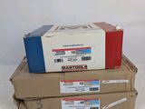 trois boîtes empilées sur une table