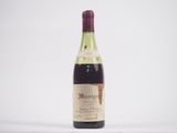 une bouteille de vin posée sur une table