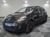 la photo d'une petite voiture noire garée dans un garage