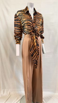 une photo d'un mannequin vêtu d'une chemise et d'un pantalon à imprimé tigre