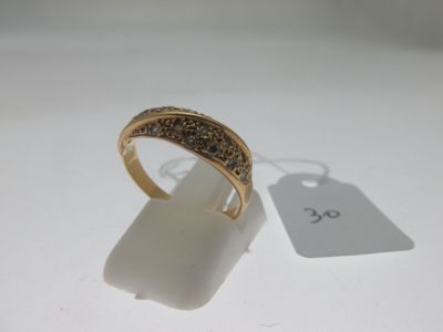 une image représentant une bague en or sertie de diamants bruns sur un fond blanc