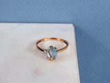 une image représentant une bague en or sertie d'une topaze bleue
