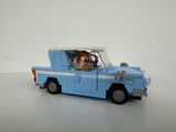 un camion miniature avec un chien à l'arrière