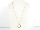 un torse de mannequin blanc portant un collier orné d'un pendentif circulaire