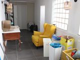 une chaise jaune et une autre chaise jaune dans un salon
