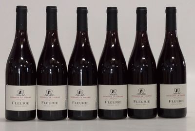 six bouteilles de vin sont alignées sur une table