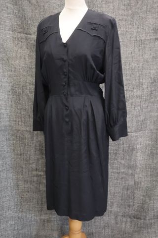 LE JARDIN DE LA SOIE – Robe mi longue en soie noir, manche longue...