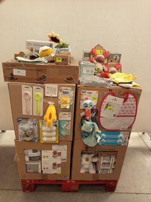 une pile de cartons sur lesquels sont posés des peluches