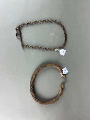 deux morceaux de corde fixés à une chaîne