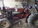 un tracteur rouge garé dans un garage