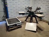 une machine posée sur une table dans une pièce