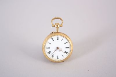 une petite montre de poche en or avec des chiffres romains