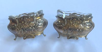 paire de bougeoirs anciens en métal argenté ornés de têtes de lion