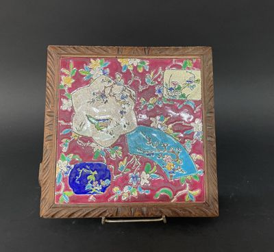une image représentant une boîte en bois ornée d'un dessin d'oiseau et de fleurs