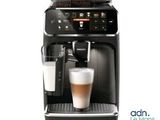 gros plan d'une machine à café avec une tasse de café