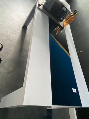 une photo d'un comptoir sur lequel se trouve une bouteille d'alcool