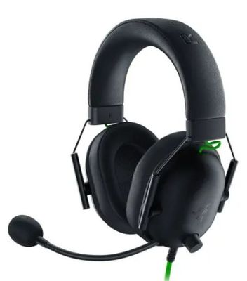 un gros plan sur un casque équipé d'un micro et d'écouteurs