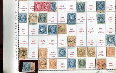 une photo montrant une grande feuille de timbres posée sur une table