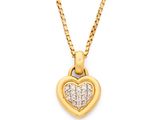 un pendentif en forme de cœur en diamant, monté sur une chaîne en or