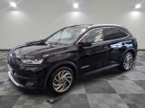 un 4x4 noir garé sur un sol en damier dans un garage