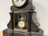 une horloge posée sur une table