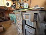 un établi dans un garage rempli d'outils