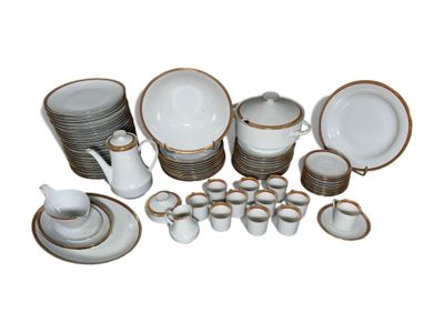 une photo représentant un ensemble de plats et de tasses blancs et dorés