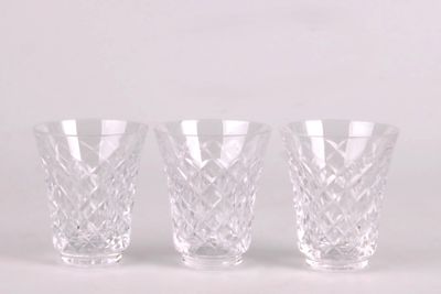 SAINT-LOUIS. Suite de trois verres à liqueur en cristal tail…