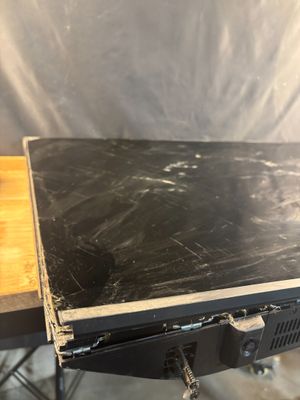 un ordinateur portable posé sur une table en bois