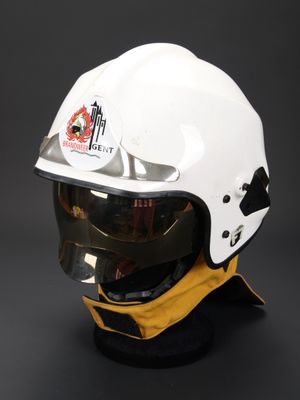 une image représentant un casque muni d'une visière et de lunettes de protection