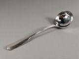 une cuillère surmontée d'une boule, posée sur une table