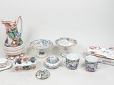 de nombreuses pièces de porcelaine différentes sur la table