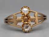 une image représentant une bague en or sertie de trois diamants