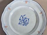 une assiette bleue et blanche ornée d'un motif